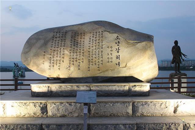 昭阳江少女铜像