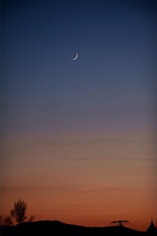 拥有完美曲线的月牙静静地挂在静谧的月亮小镇上空.