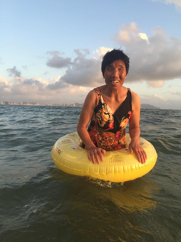 有游泳圈妈妈还是有点害怕,看,妈妈好高兴哦。