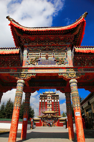 米拉日巴佛阁位于甘南州首府合作市北为藏传佛教白教的代表建筑外观