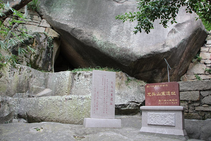 厦门岛的虎头山与鼓浪屿的龙头山隔江对峙,自古民间就有"龙虎守厦门"