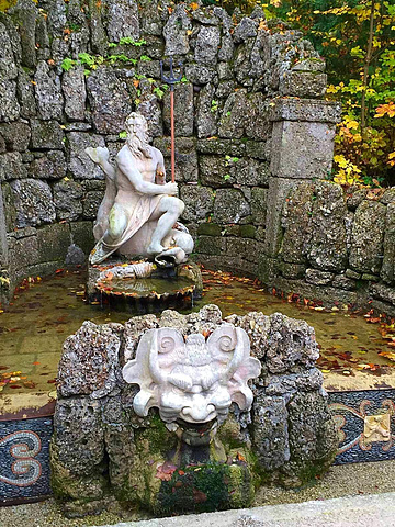 "神秘的山洞、以水驱动的人物形象、各处的喷泉……其精心的设计和各种暗藏的喷泉独具匠心，使游客获得..._海尔布伦宫"的评论图片