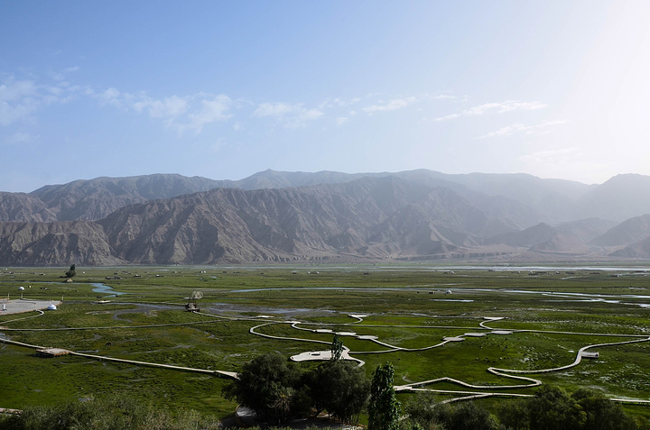 石头城位于塔县城北海拔3100米为晋唐时期的城墙城门寺院居住遗址和