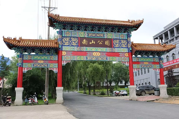 小南山:位于乌苏里江中游,饶河县城之南.