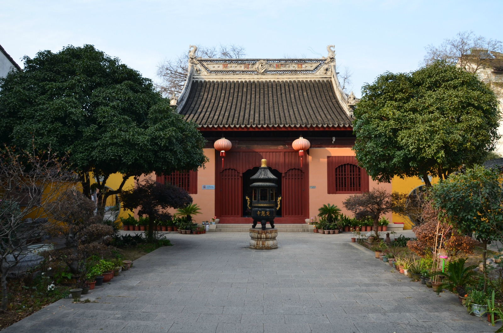 苏州定慧寺位于苏州市姑苏区凤凰街定慧寺巷34号,公交89路,8路,202路