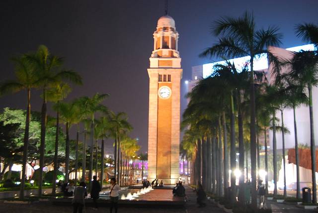 九龙公众码头的标志性建筑---钟楼,大家记住再往前就是天星码头了!