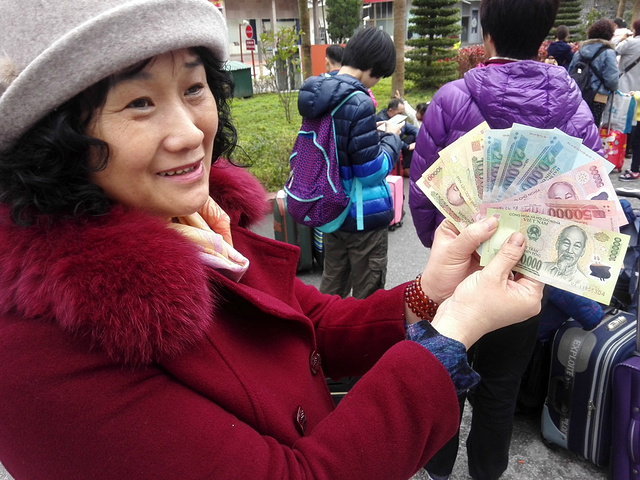 2017在缓冲地带人们逛免税店买烟买酒,无论是