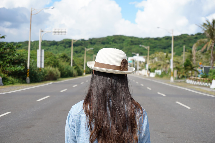 趁着没有车,放肆的在马路中间各种摆拍