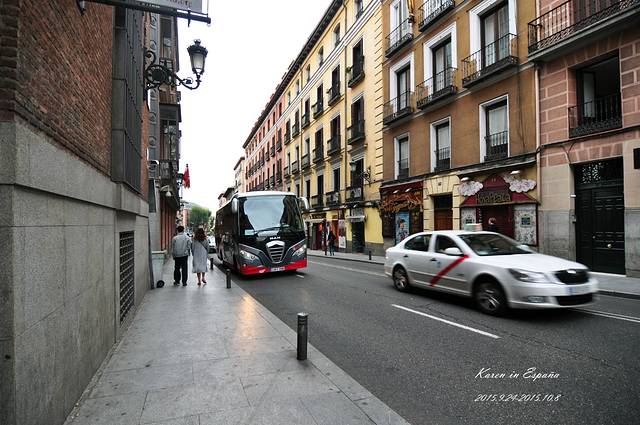 内斯塔楼是马德里最古老的民用建筑,广场南侧的西斯奈罗之家和西侧