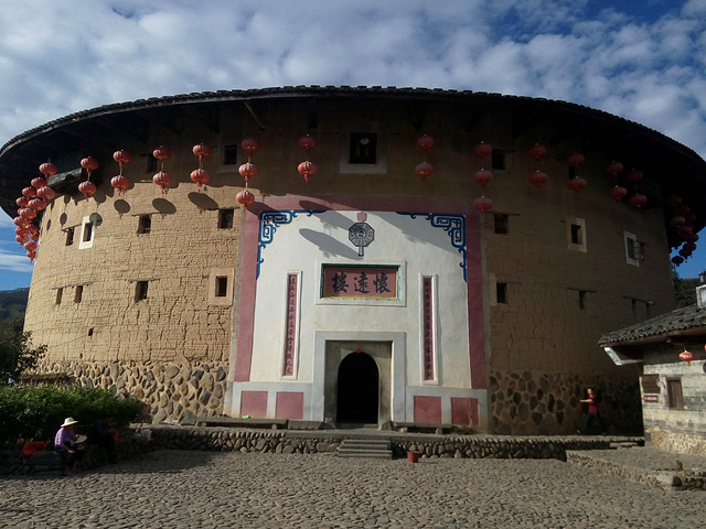 四楼均分布多个小窗,可供防卫射击_怀远楼"的评论图片