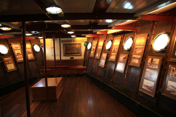 大蒸汽引擎还可以浏览迷你博物馆中的历史照片合辑观摩驾驶台或者伴着