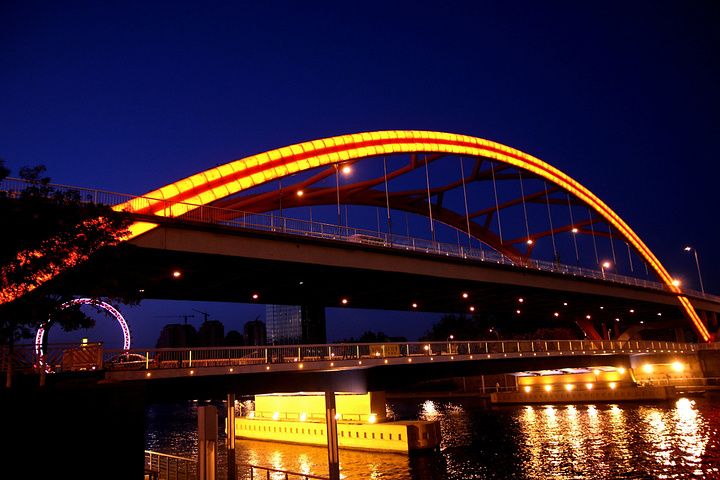 海河风情线可以说是天津最美的夜景了晚上沿着海河走吹着夏风看着这座
