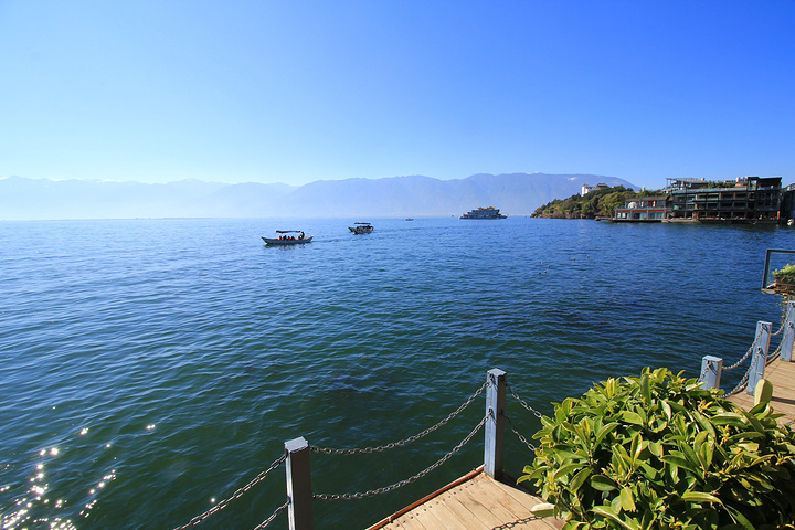 站在湖边大理最美的苍山洱海风光一览无余这整照片就是在海地生活照的