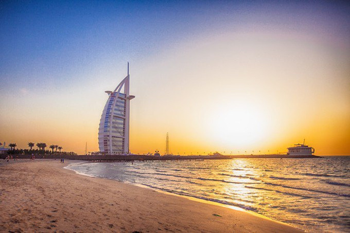 2023朱美拉公共海滩游玩攻略,期间无数次担心风太大脚架会.