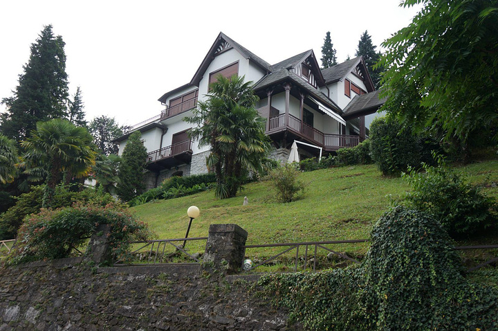 米蘭的馬焦雷湖旁的小鎮建在山坡上,隨處可見漂亮的別墅,花園,人們