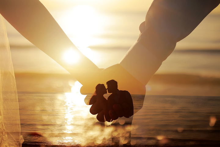 在湖边照日出时周围人穿的都是棉服大衣我里面穿好白裙外面裹了个超薄