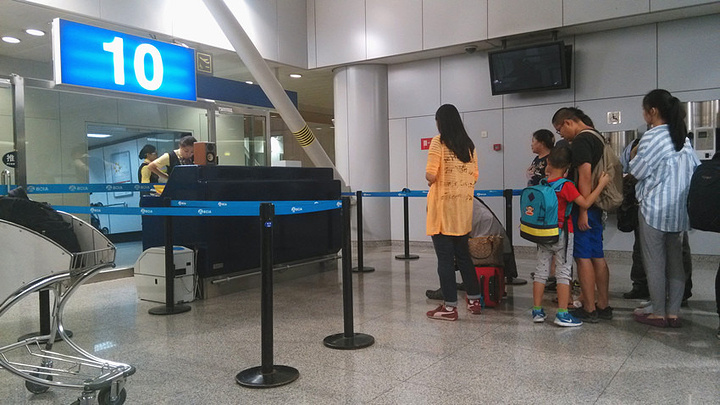 首都机场10号登机口等待的人群,后半夜了,只有这里最热闹知足者长乐