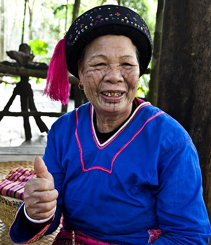 嘻嘻……    海南岛的旅游景点要有自己的特色,而其独有的土著民族