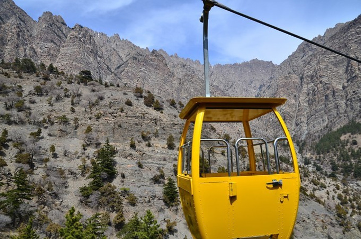 府银川市西北50千米的贺兰山国家级自然保护区内,山体巍峨,森林茂密