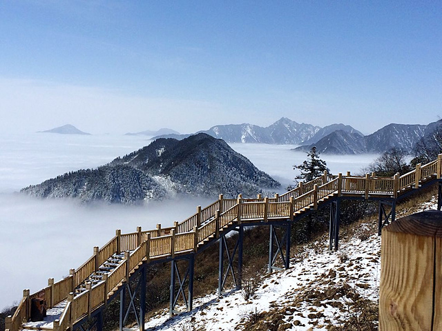 "一路上留下了无数的欢声笑语，好一个银装素裹的世界西岭雪山有连绵起伏的山峰，重重叠叠连接在一起..._西岭雪山"的评论图片