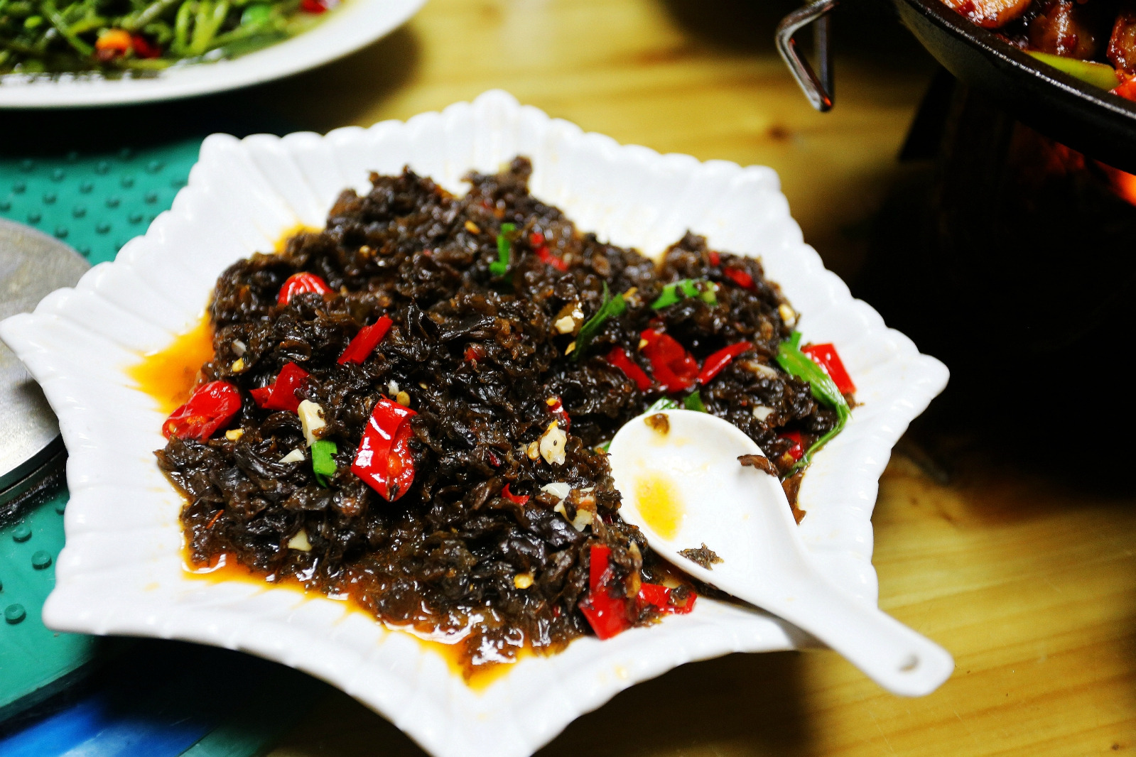 万木斋的笋子炒肉,剁椒鱼头,苞米辣子炒蛋,干锅腊肉