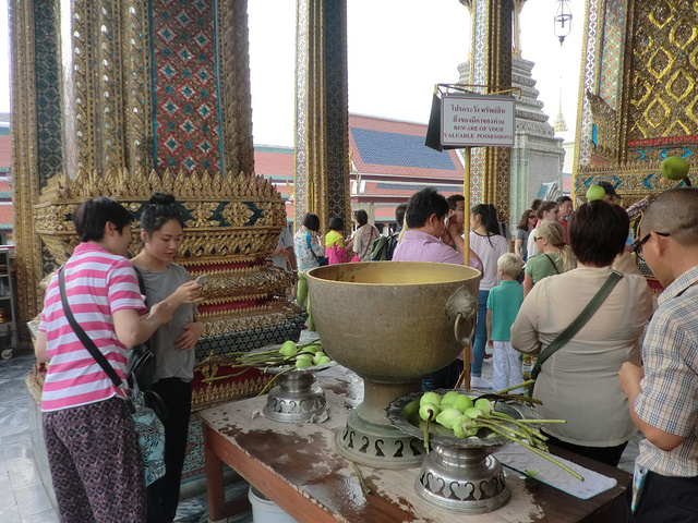 7玉佛寺大雄宝殿内需要脱鞋才可进入,左进右.