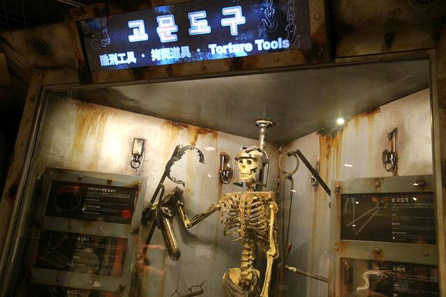 死亡有关,用狗牙做的项链,人骨做的装饰等等…… 二楼也有一些刑具啊