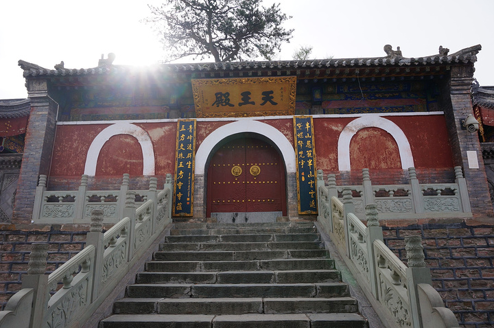 另外几顶因下雪路滑不准上去,遇到许多登山者,朝圣者,五爷庙,白塔寺