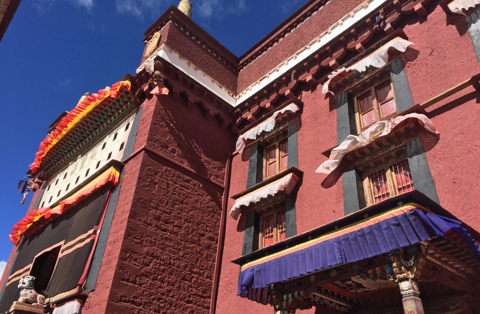 萨迦寺非常神奇的一个地方就是寺庙里面的藏经阁,这个藏经阁可是机关