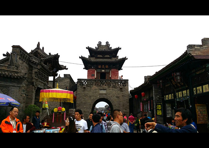 四合院里,明清街上,不时有拿着长枪短炮的摄影爱好者徜徉其间,这座有