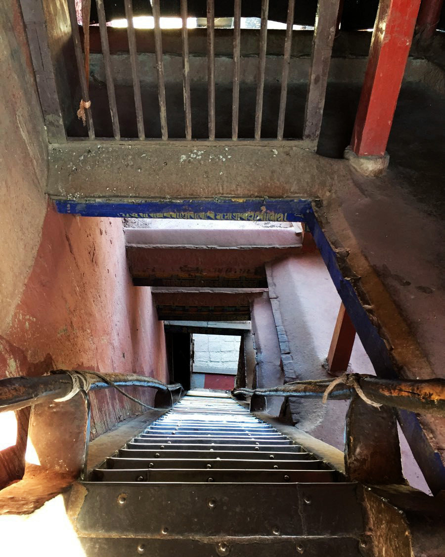 萨迦寺非常神奇的一个地方就是寺庙里面的藏经阁,这个藏经阁可是机关