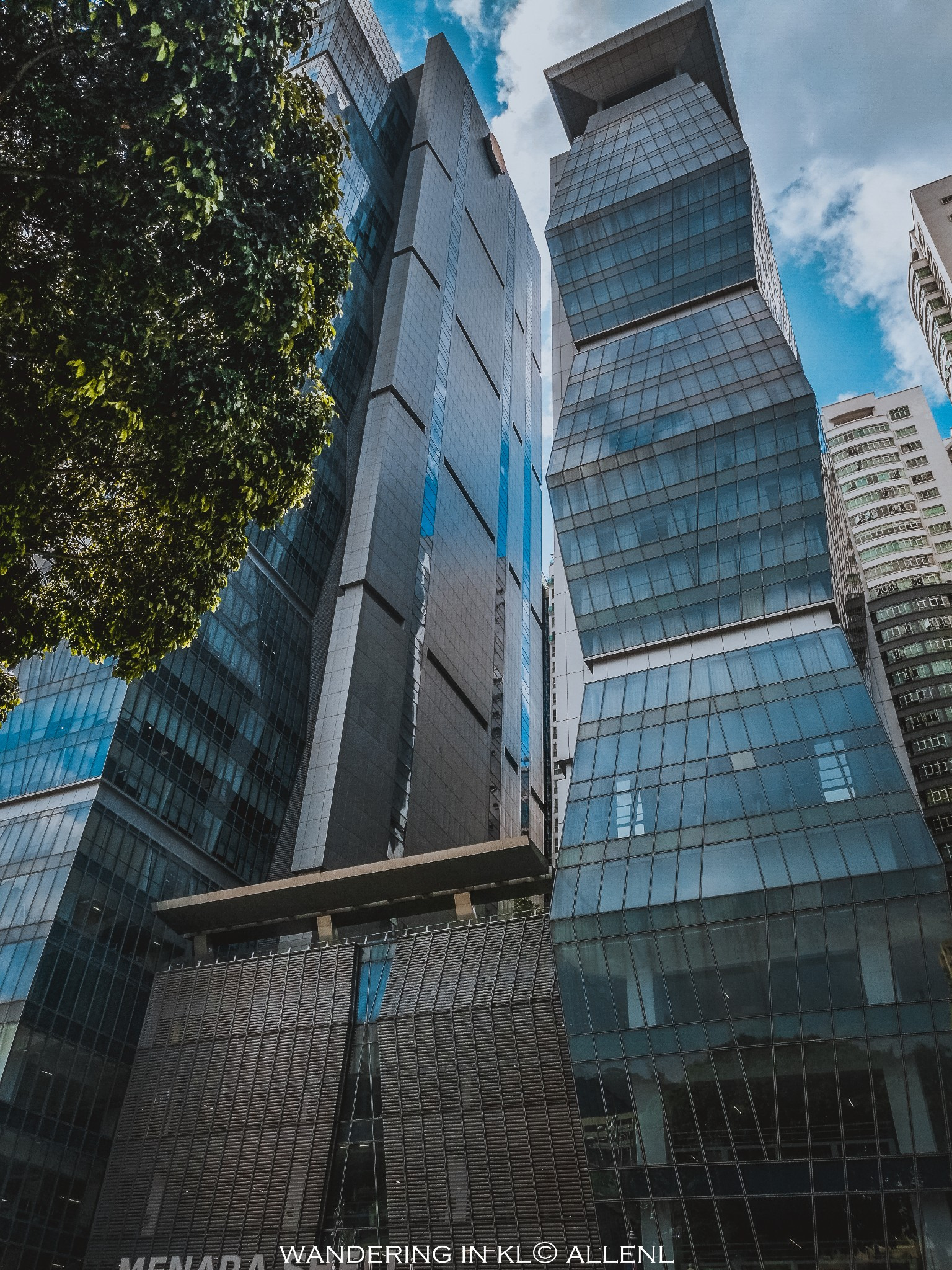 现代建筑跑出来刺激你的眼球,比如这座怪异的大厦,应该是个大型写字楼