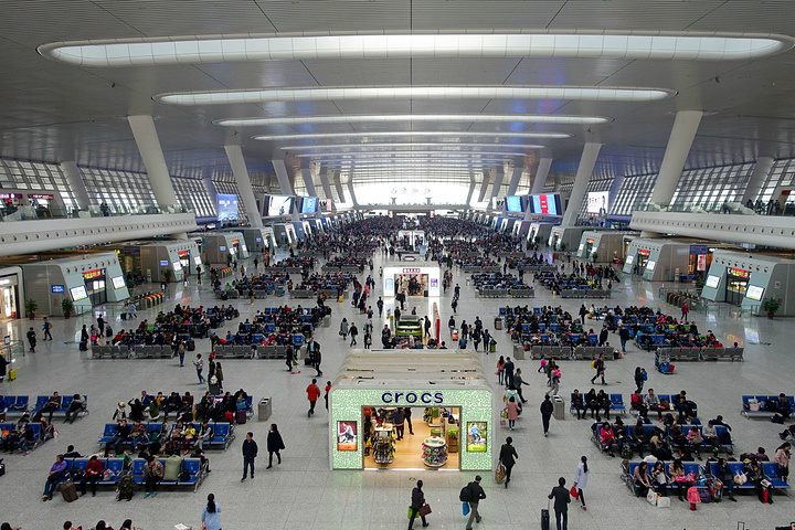 杭州东站据说是亚洲最大的火车站之一满满的都是期待着出发的游客他们