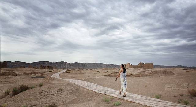 享受夏日的感觉之人在吐鲁番