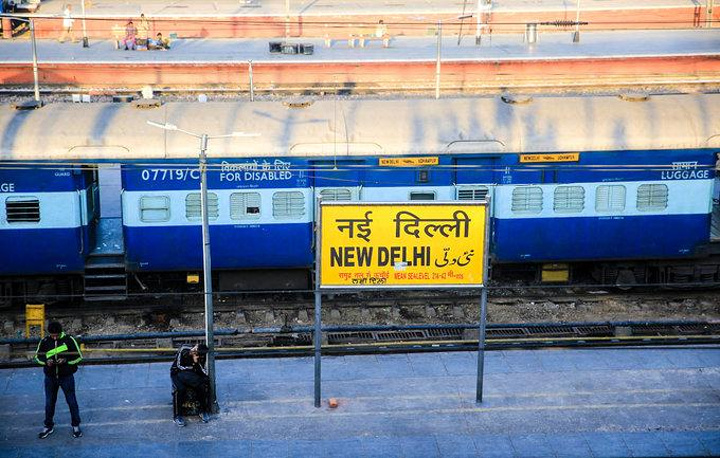 新德里的火车站应该是印度最大的火车站吧,好多条线路,不按照指示牌走