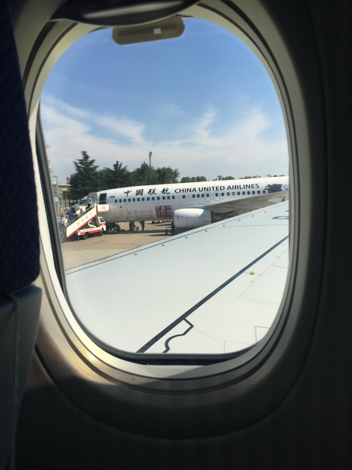 是不是还不错~爸爸妈妈第一次坐飞机咯,一直在看窗户外面.