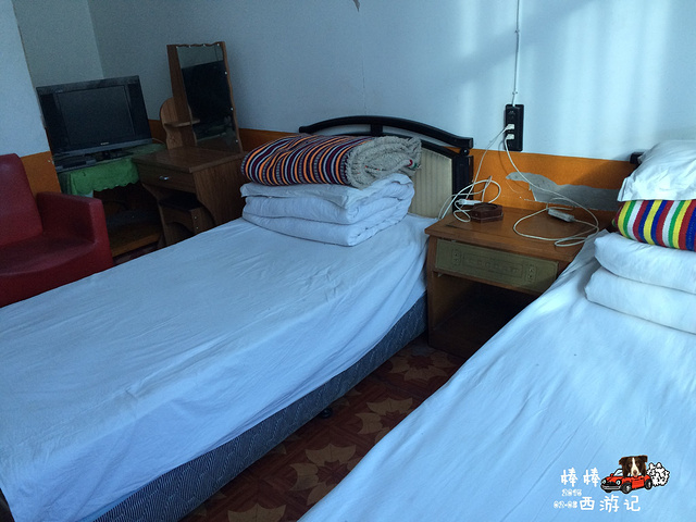 左贡县城不大,驱车一会就能转一圈,过年期间,酒店全部停业,寻找住宿真