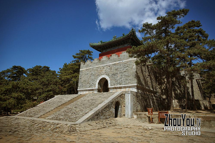 "...同时完工，其布局及建筑规制与慈安陵一样，但慈禧并不满足，尤其是慈安陵比慈禧陵多花费了近40万两_清东陵"的评论图片