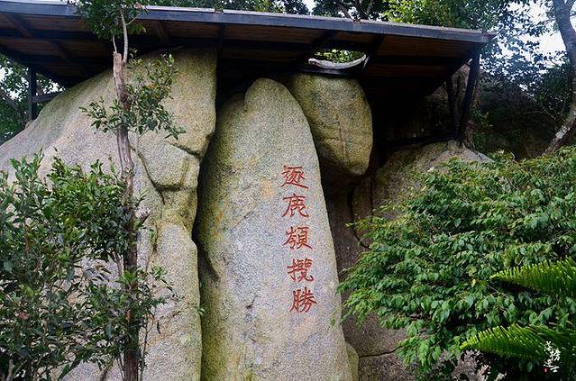 逐鹿领揽胜,这里有一处观景平台,从山上向下望去,亚龙湾就在脚下.