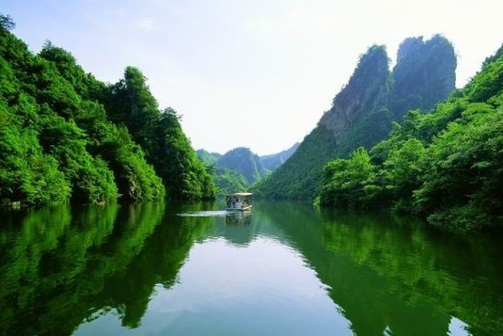 谷底栈道恍如人间仙境,山水翠绿静谧,栈道蜿蜒曲折,似有一种"曲径通幽