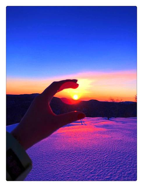 光晕将太阳包裹在里面~美得不要不要的