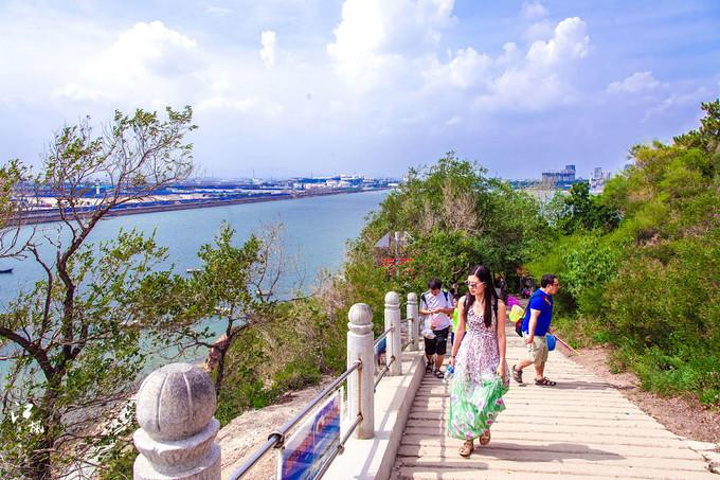 "...山岛连在一起，象一条蛟龙随着潮涨潮落而时隐时现，神奇绝妙，只有潮落时方可通过，堪称“天下一绝”_笔架山"的评论图片