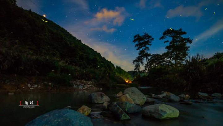 "入夜后的另外一番美景，周围的田间遍布着星星点点的萤火虫，已经很多年没有看过这样的景象了_萤火虫梦幻谷"的评论图片