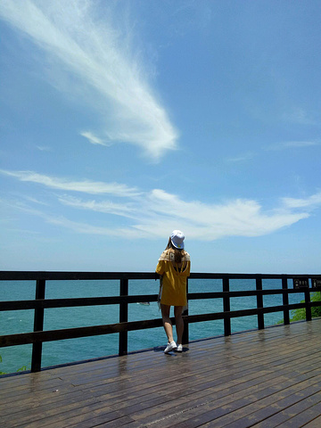 感觉这样的景色看不腻呢月亮弯弯中看出去的景色在往前走就看见这种