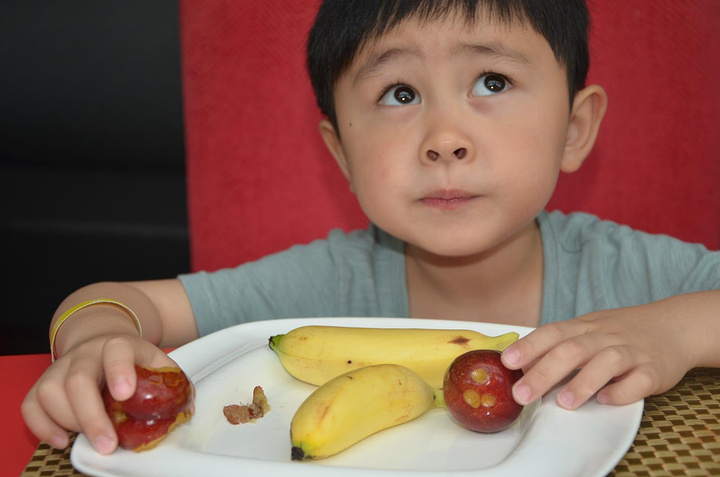 喜欢你抬眼看我的样子. 一如你小时候.