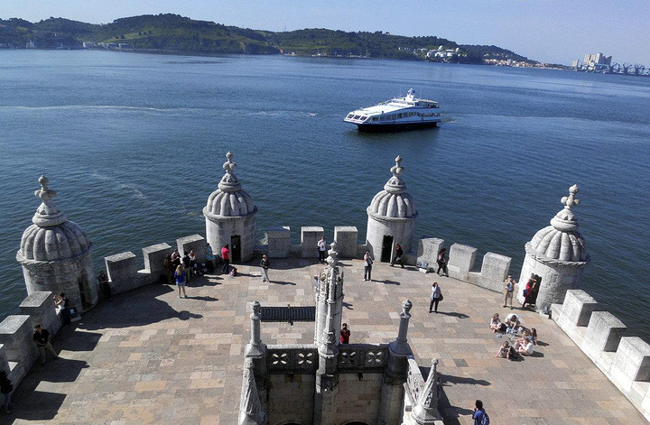 21 葡萄牙的航海王子而建成的 这位亨利王子是把葡萄牙带进了辉煌时代 所以葡萄牙人民对他是非常崇拜的 航海纪念碑 评论 去哪儿攻略