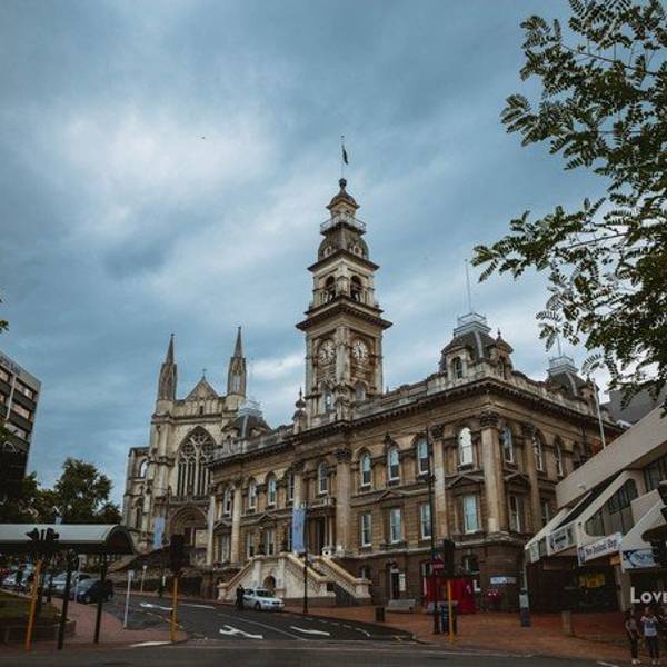 这里就是但尼丁的市中心——八角广场的一角,市中心广场一圈都是酒吧