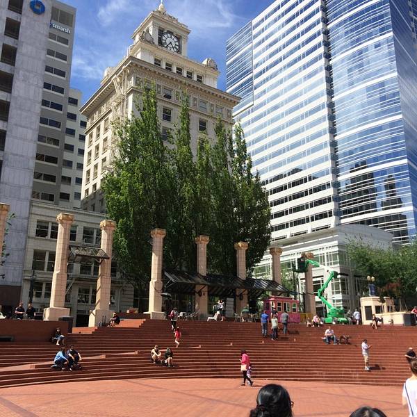 波特兰先锋广场是波特兰市区中心核心商圈的中心地带了,过来的一般