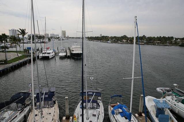 劳德岱尔堡海滩