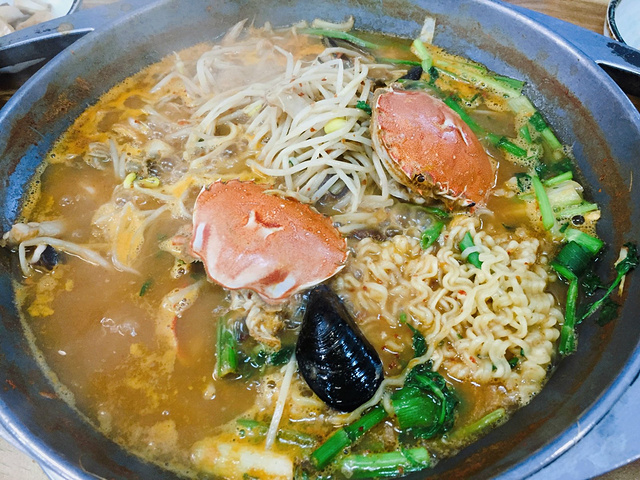 "这里绝对对得起海鲜锅这3个字，所有的食材都是鲜活的。慢慢煮熟的样子，让人看的有些残忍_三姓穴海鲜锅"的评论图片